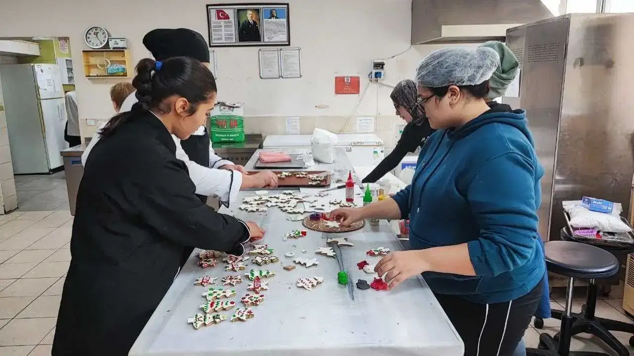 Adana’da Bir Okul Bunu Yaptı: Öğrenciler Kafe İşletiyor! 6